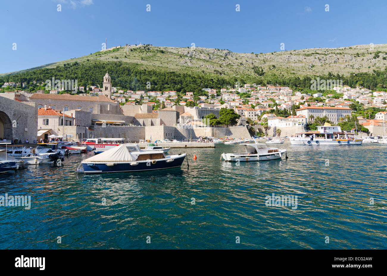 DUBROVNIK, CROACIA - Mayo 15, 2013: barcos amarrados en el puerto de Dubrovnik, en Croacia. El 15 de mayo de 2013 en Dubrovnik, Croacia Foto de stock