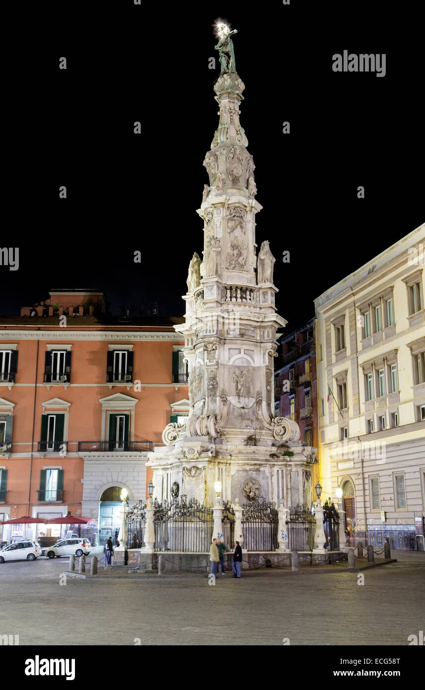 Aguja de la Virgen Inmaculada / Guglia dell'Immacolata plaga columna, Nápoles, Campania, Italia Foto de stock