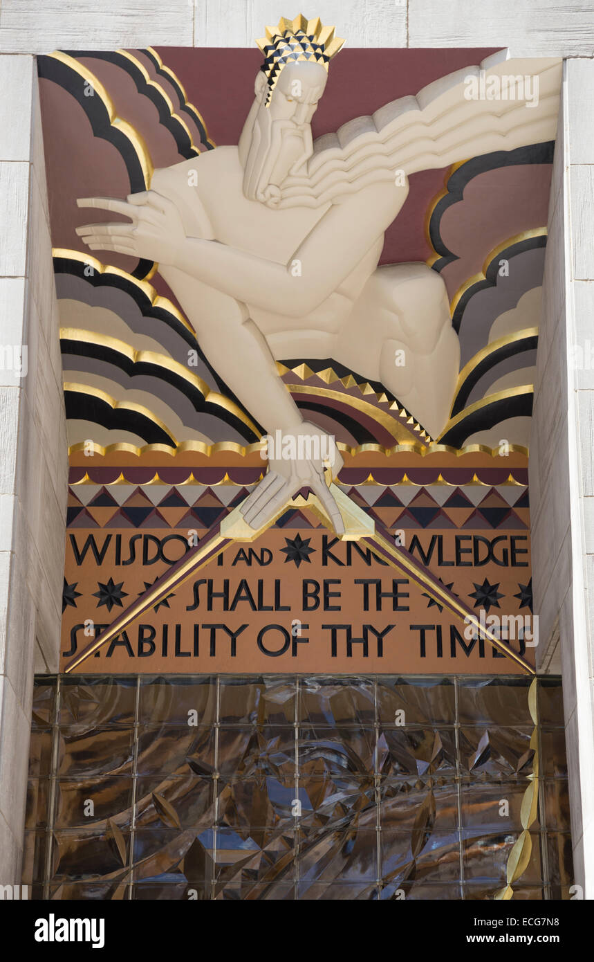Sabiduría, un icono de estilo Art Deco en la entrada al edificio principal del Rockefeller Center y puede ser visto desde la Quinta Avenida. Foto de stock