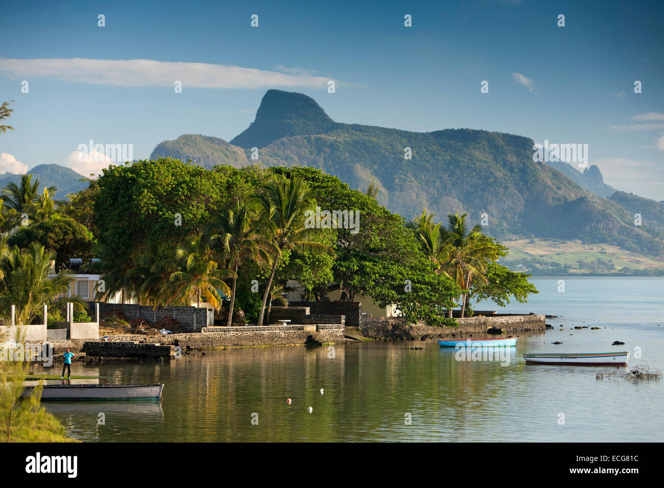 Mauricio, Mahebourg, costa y montañas costeras volcánica Foto de stock