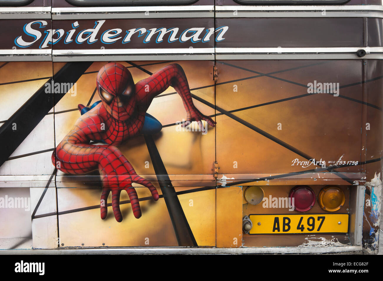 Mauricio, Mahebourg, Spiderman aerógrafo diseño pintado en la espalda de bus local. Foto de stock