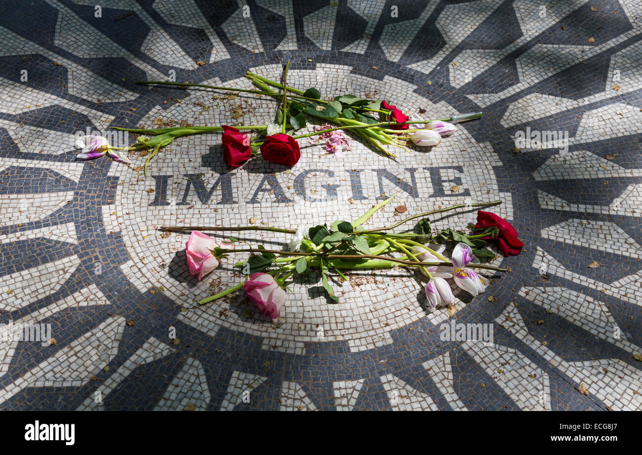 El icónico Imagine mosaico en blanco y negro, diseñado por un equipo de artistas de la ciudad italiana de Nápoles, se encuentra en el centro de Central Park, Nueva York Foto de stock