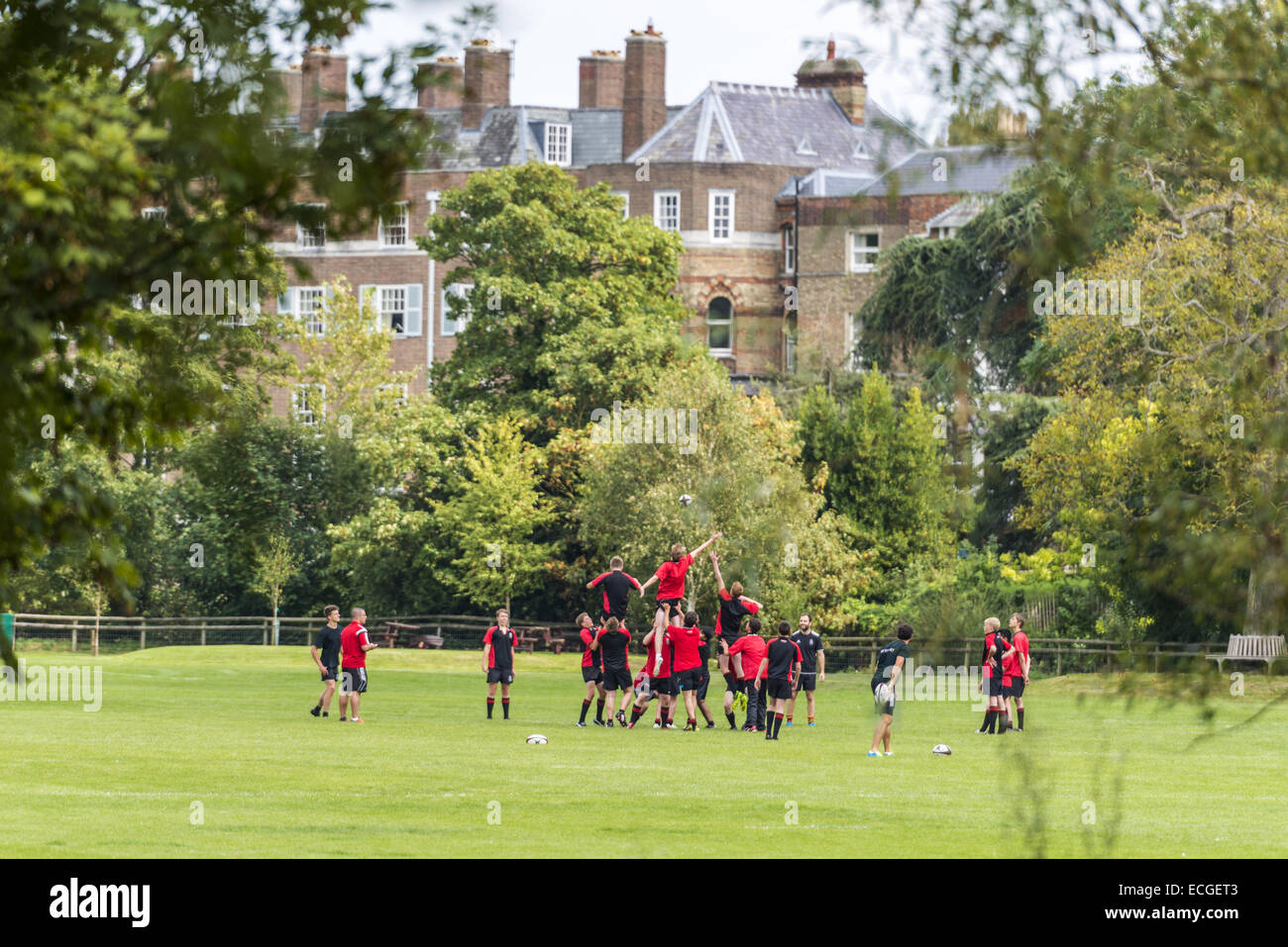 Niños jugando al rugby en Magdalen College School campos de juego, Oxford, Reino Unido Foto de stock