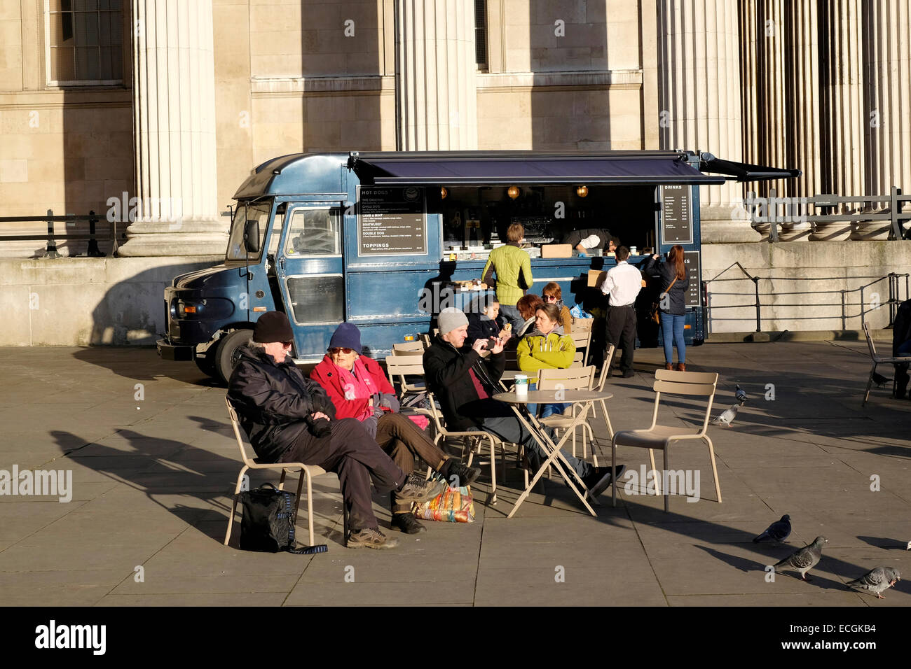 La gente relajándose en un soleado día de invierno en Londres Foto de stock