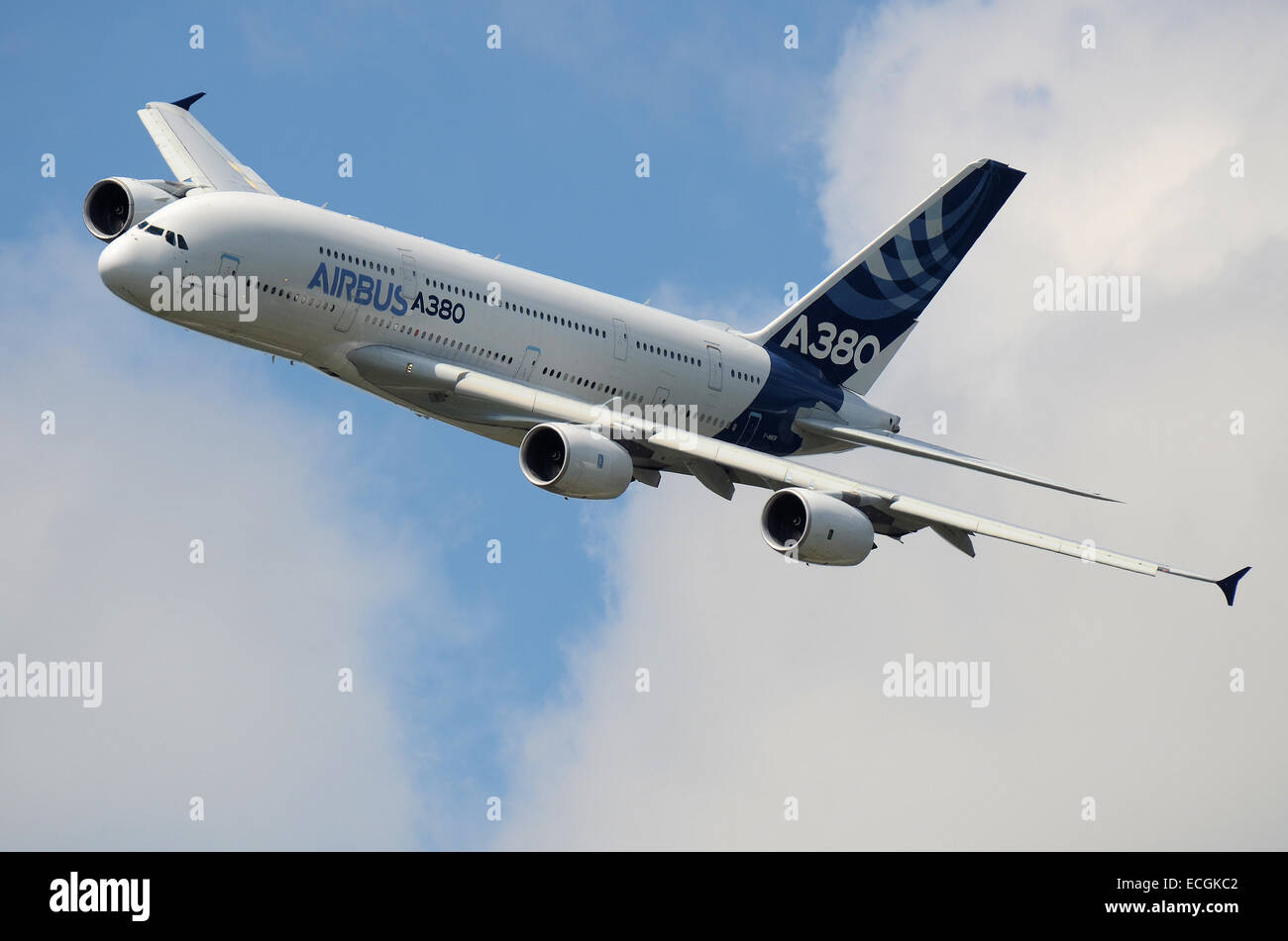 El A380 es un avión de doble cubierta, de cuerpo ancho y cuatro motores fabricado por Airbus. Es el avión civil más grande del mundo. Vuelo prototipo Foto de stock