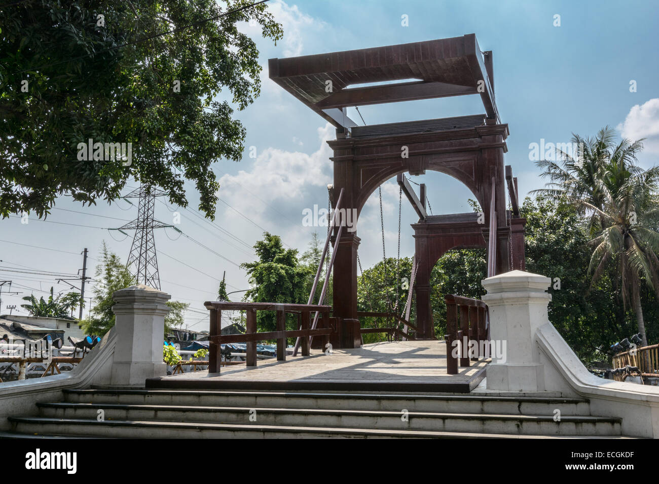 Kota Intan Jembatan es el único puente levadizo holandés del siglo XVII que abarcan el Kali Besar, Yakarta, Indonesia Foto de stock
