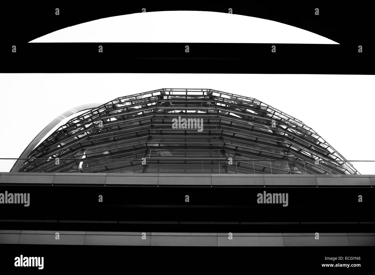 Blanco y negro edificio del Reichstag de Berlín el parlamento alemán domo Foto de stock