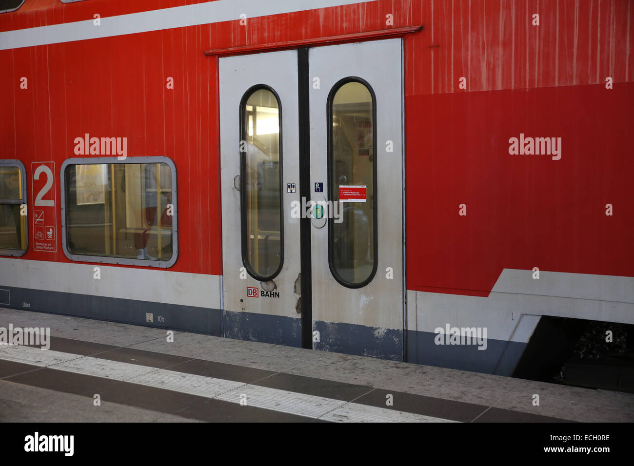 Cierre de la puerta del tren de los ferrocarriles alemanes db bahn Foto de stock