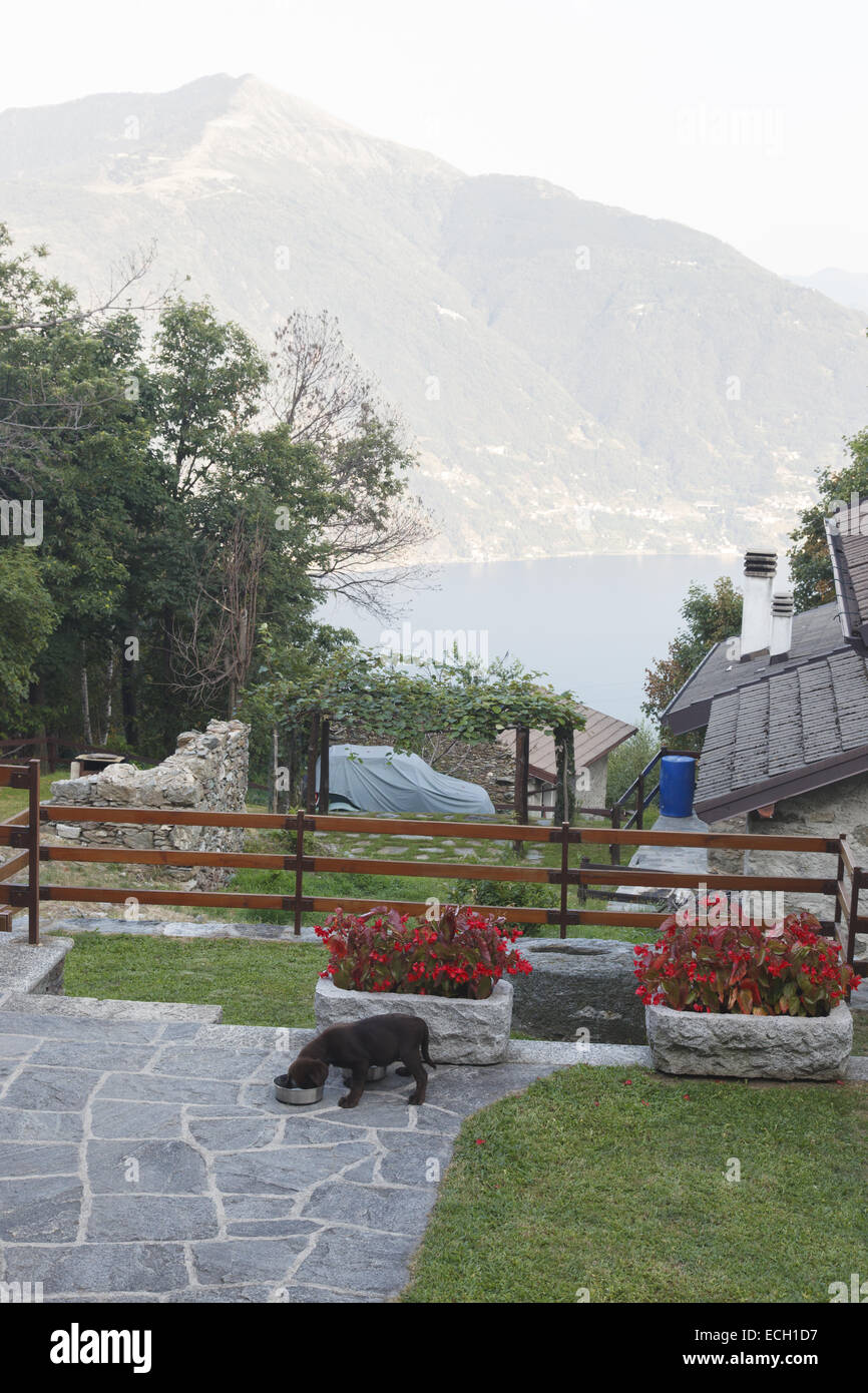 Casa en el lado del país con vistas al lago de Como Foto de stock