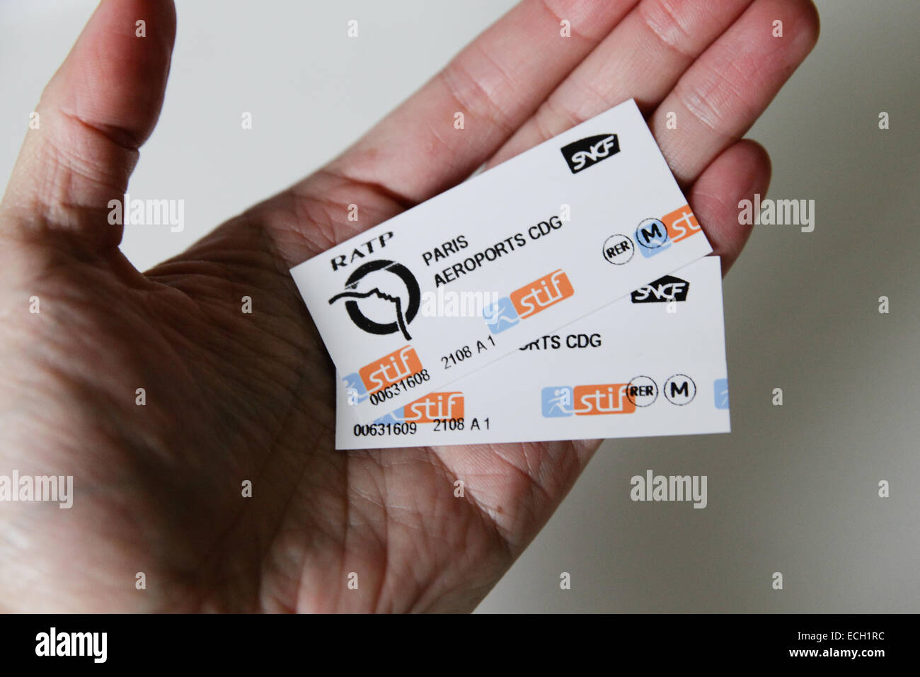 Billete de tren Paris CDG Fotografía de stock Alamy