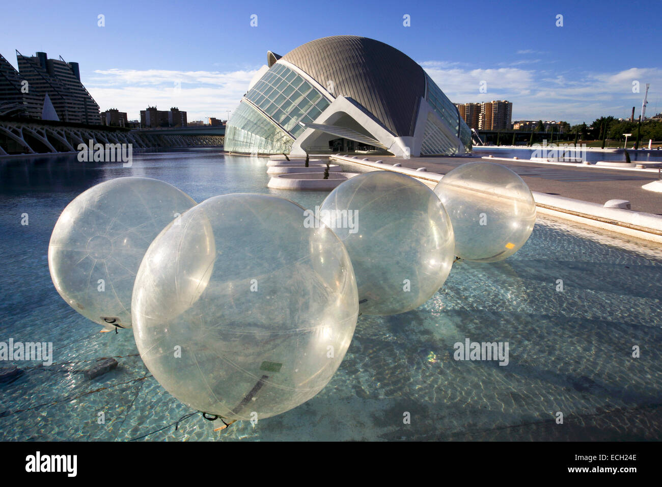 Caminatas en el agua inflable Zorb balls en frente de l'Hemisfèric de la Ciudad de las Artes y las Ciencias / Ciudad de las Artes y las Ciencias, Valencia, España Foto de stock