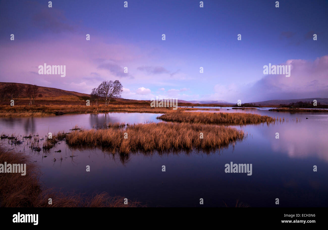 Amanecer de invierno en Loch Rannoch Moor Ba en Glencoe en Escocia, Reino Unido Foto de stock