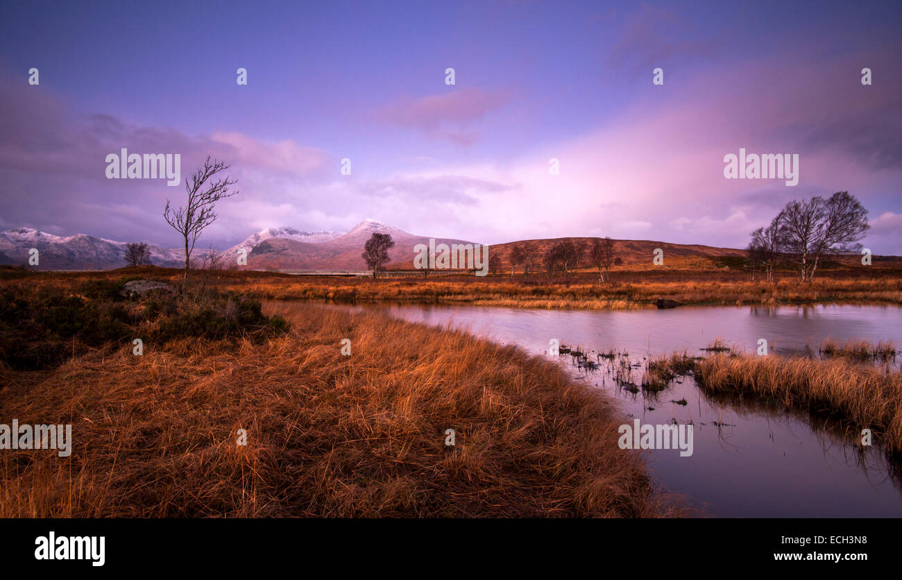 Amanecer de invierno en Loch Rannoch Moor Ba en Glencoe en Escocia, Reino Unido Foto de stock