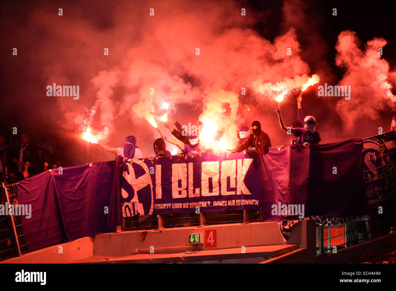 Hooligans, bengalas, pirotecnia, gente enmascarada en el bloque del ventilador, Mercedes-Benz Arena, Stuttgart, Baden-Württemberg, Alemania Foto de stock