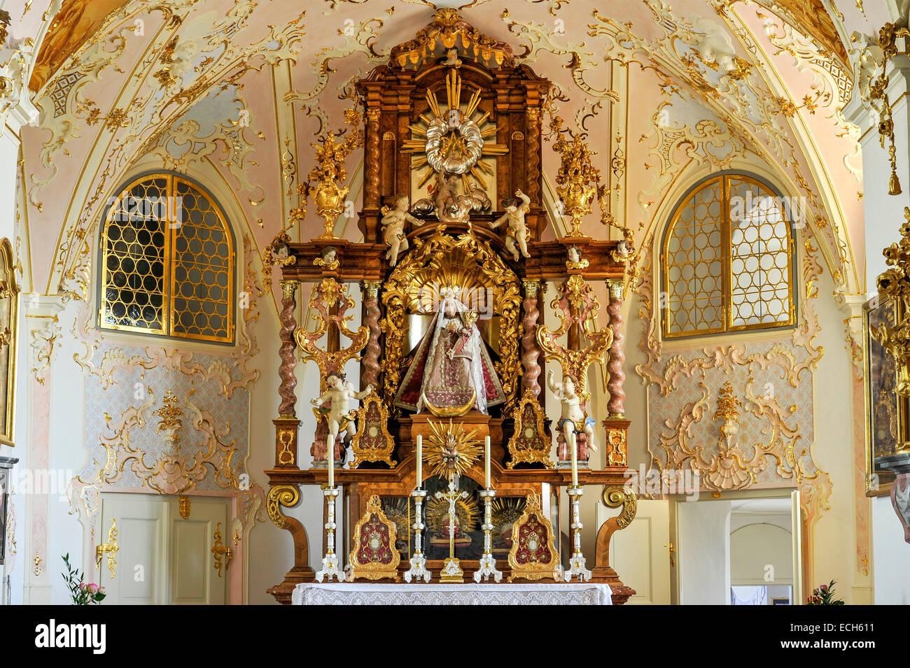 Altar principal con pintura, capilla con interiores rococós iglesia de peregrinación de la Asunción, Hohenpeißenberg, Hoher Peißenberg Foto de stock