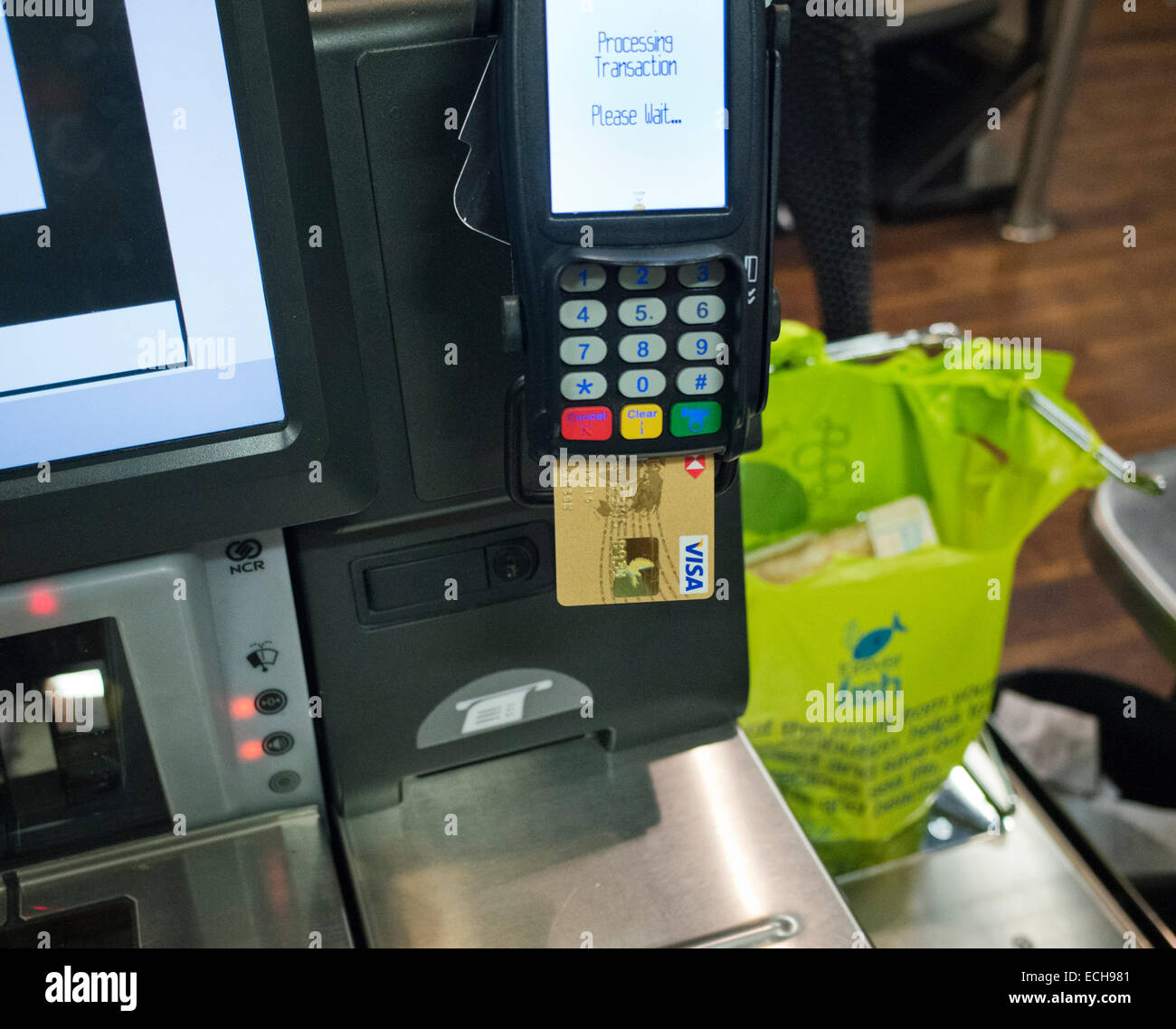 Un self service checkout hasta en Marks & Spencer en Gran Bretaña Foto de stock