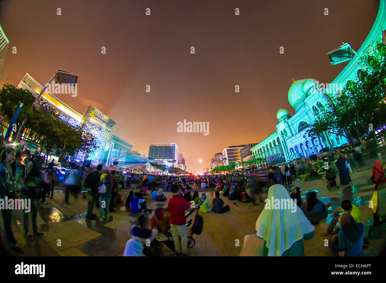 Luz y movimiento Putrajaya 2014 es una proyección de la tecnología moderna y de alta tecnología de la luz y la imagen digital. Foto de stock