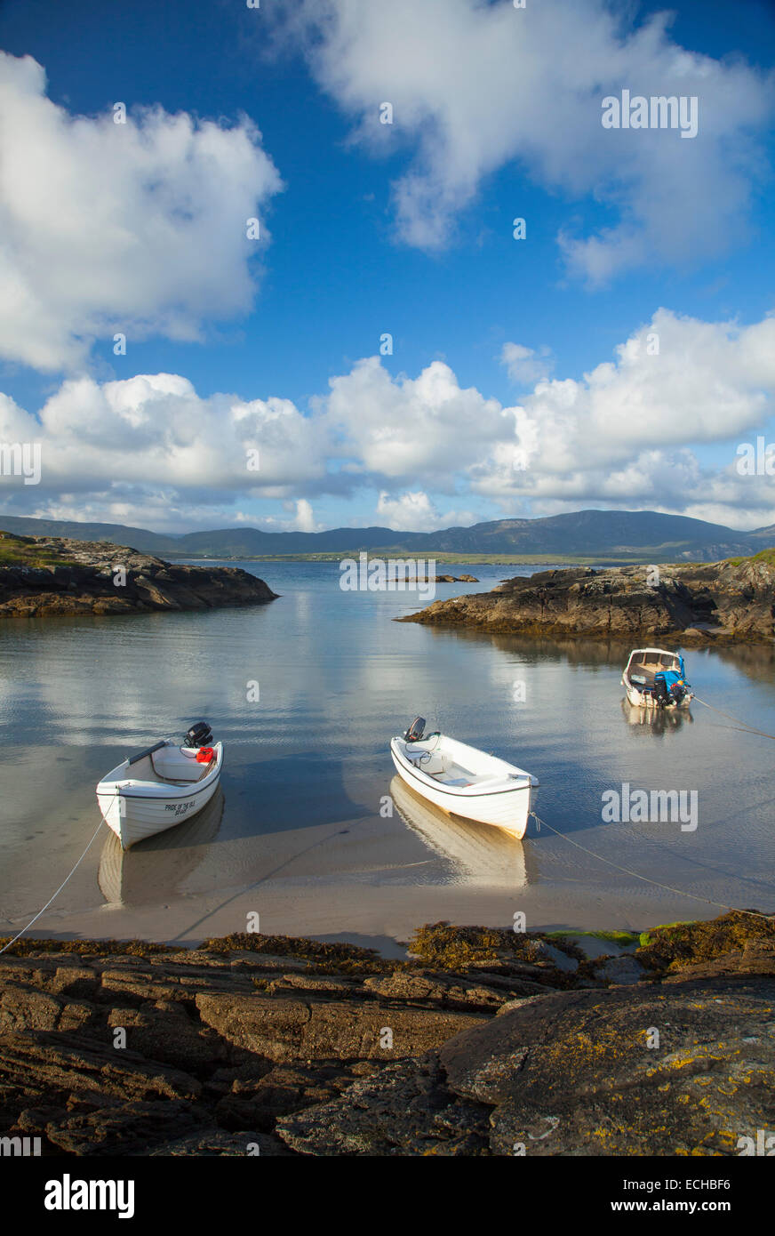 Barcos pesqueros amarrados en Rosbeg, Condado de Donegal, Irlanda. Foto de stock