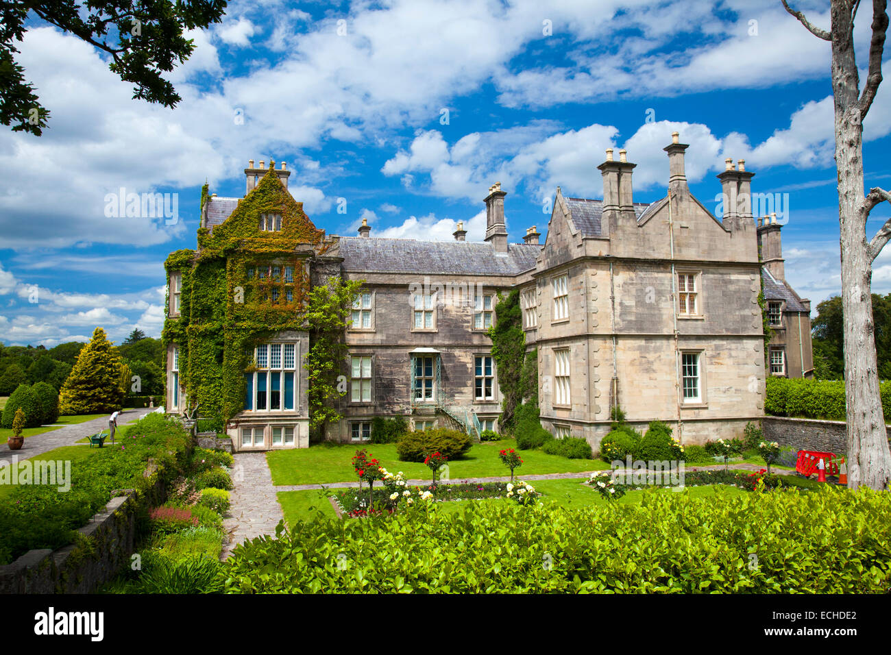 La Muckross House y sus jardines, el Parque Nacional de Killarney, condado de Kerry, Irlanda. Foto de stock