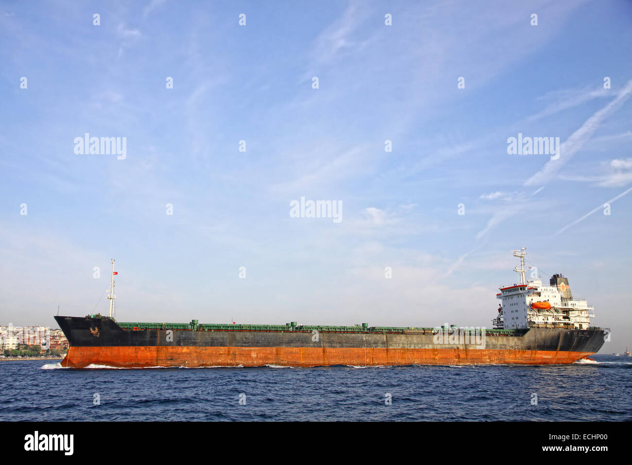 Nave industrial en el estrecho del Bósforo en Estambul, Turquía Foto de stock