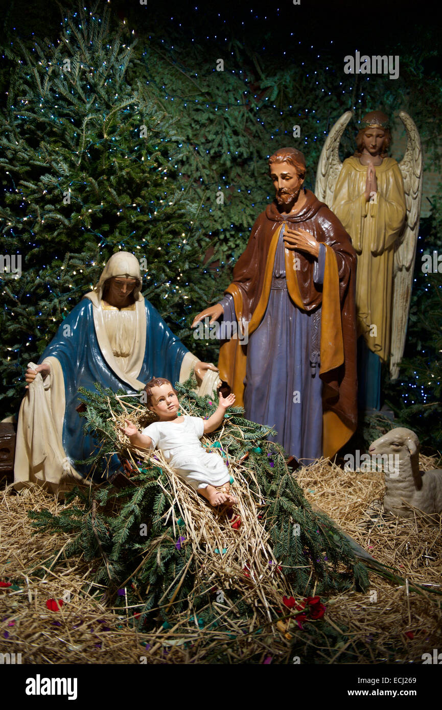 Pesebre navideño con María, José y el ángel Gabriel mirando hacia abajo  sobre el niño Jesús en su pesebre Fotografía de stock - Alamy
