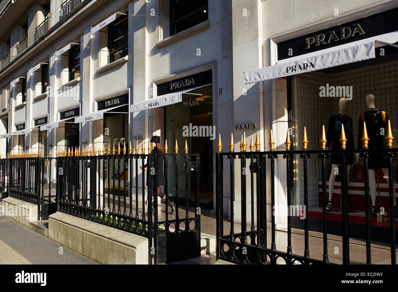 Francia, Paris, lujosas tiendas de la Avenida Montaigne, Prada Fotografía  de stock - Alamy