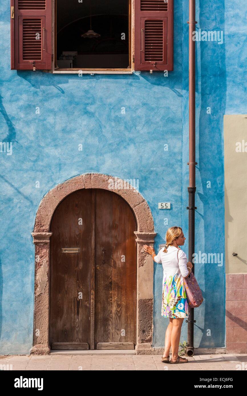 Italia, Cerdeña, provincia de Oristano, Bosa, la fachada de una casa del siglo xviii Foto de stock