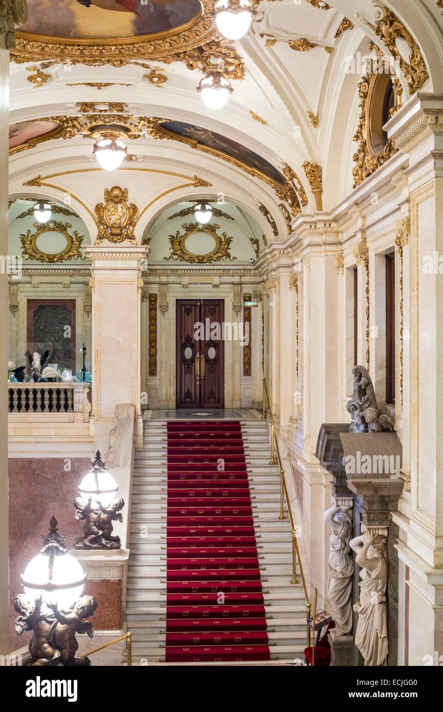 Suecia, Estocolmo, la Ópera Real de Estocolmo (Kungliga Operan) diseñado por Axel Johan Anderberg e inaugurado por el rey Oscar II de Suecia en 1899, escalera ceremonial Foto de stock