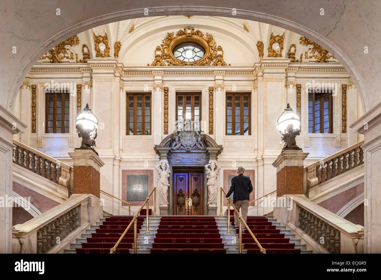 Suecia, Estocolmo, la Ópera Real de Estocolmo (Kungliga Operan) diseñado por Axel Johan Anderberg e inaugurado por el rey Oscar II de Suecia en 1899, escalera ceremonial Foto de stock