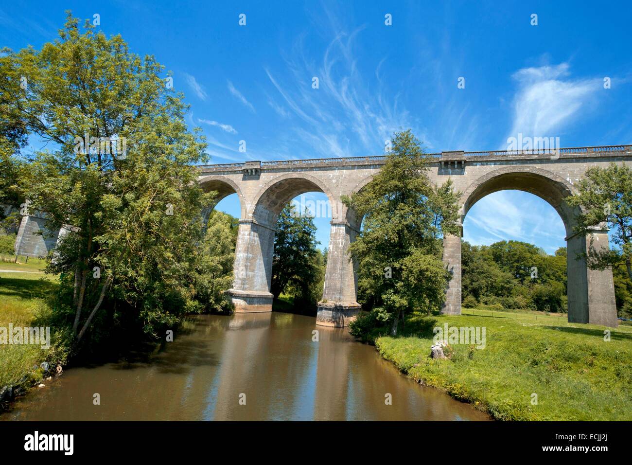 Francia, Aisne, Ohis Ohis, el viaducto sobre el río Oise Foto de stock