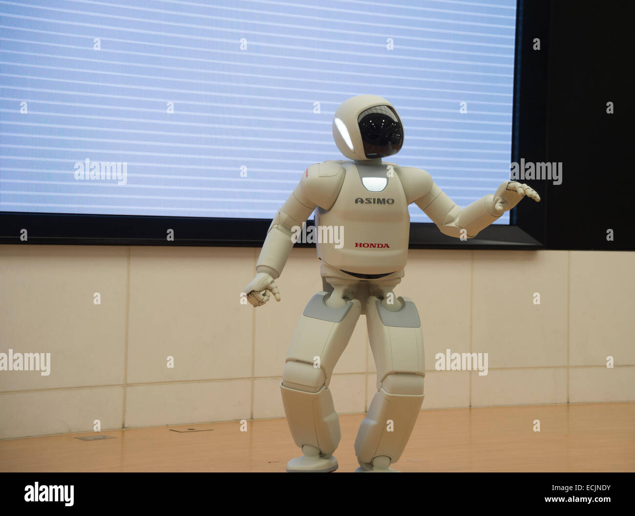 El robot Asimo realiza en una sesión de recibimiento en Honda HQ, Tokio, Japón. Foto de stock