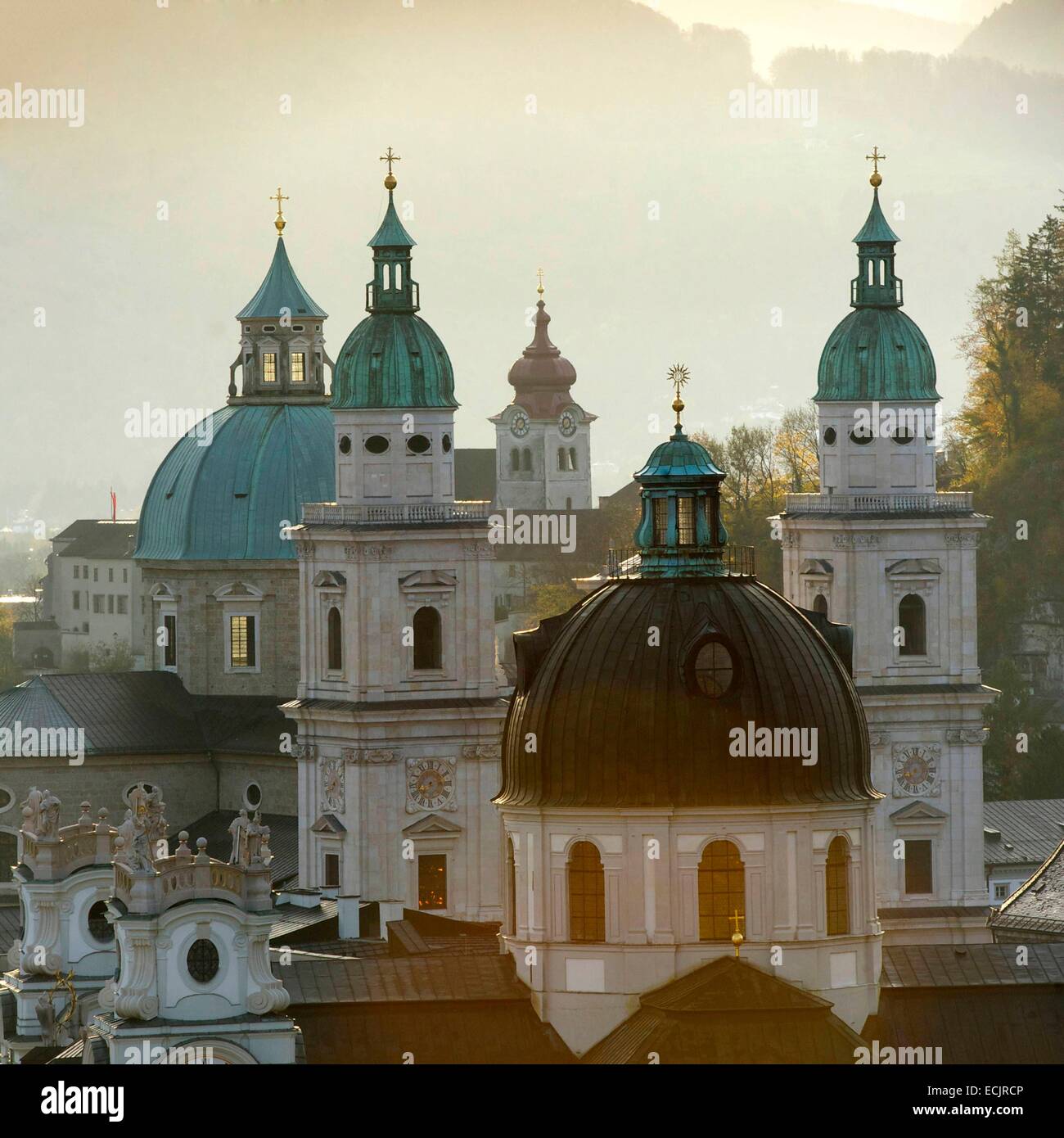 Austria, Salzburgo, centro histórico catalogado como Patrimonio de la Humanidad por la UNESCO, las cúpulas del centro histórico con la catedral Foto de stock
