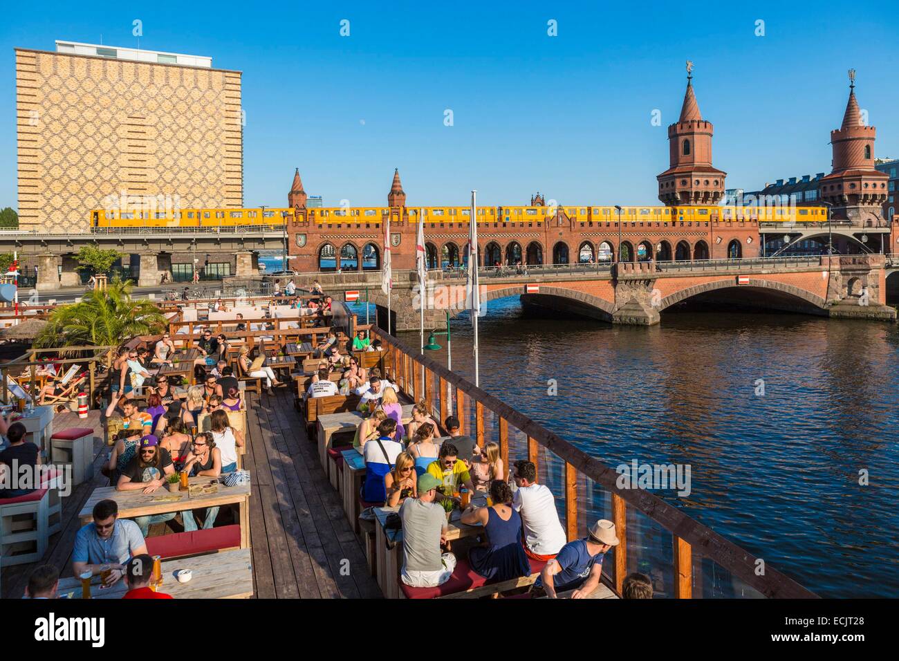 Alemania, Berlín, Berlín Oriental, Friedrichshain, restaurante café piratas a lo largo del Spree. Foto de stock