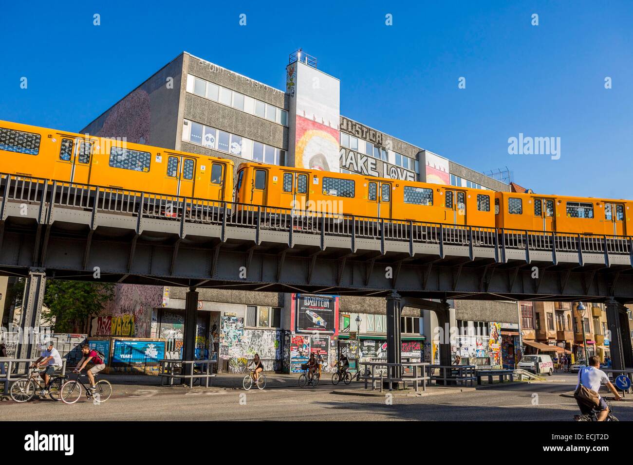 Alemania, Berlín, Berlín oriental distrito Kreuzberg, metro pasando una fachada pintada de un edificio Tag Falckensteinstrasse Foto de stock