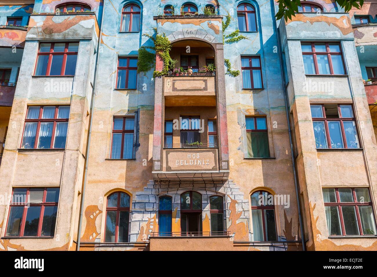 Alemania, Berlín, Berlín Oriental, distrito de Kreuzberg, Etiqueta fachada pintada de un edificio en la Falckensteinstrasse Foto de stock