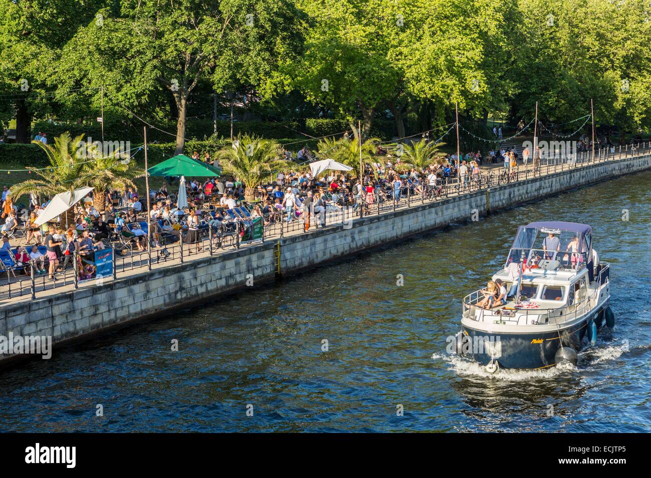 Alemania, Berlín oriental de Berlín, Mitte, el bar de la playa Standbar a lo largo del Spree. Foto de stock