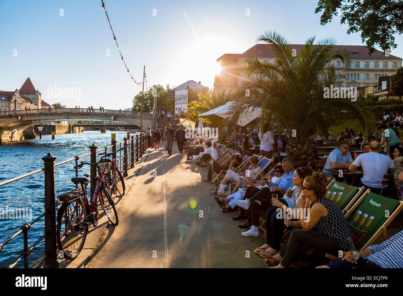 Alemania, Berlín oriental de Berlín, Mitte, el bar de la playa Standbar a lo largo del Spree. Foto de stock