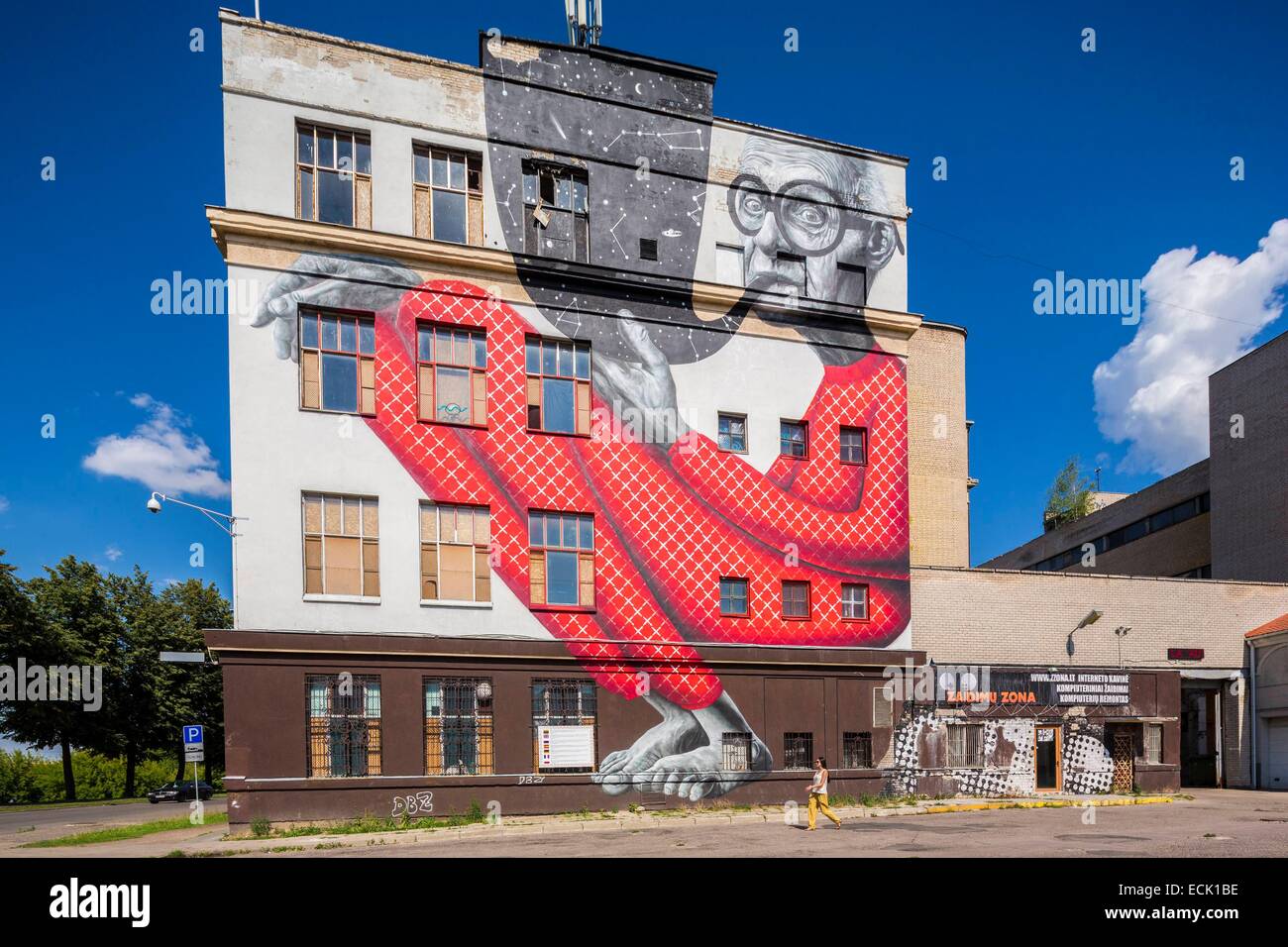 Lituania (Países Bálticos), Condado de Kaunas, Kaunas, mural sabio abuelo por Gyva Grafika en la pared del teatro, Casco antiguo Foto de stock