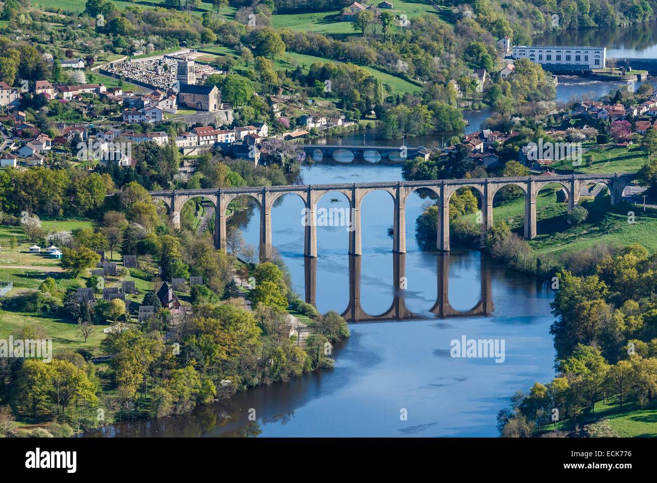 Francia, Vienne, L'Isle Jourdain, el viaducto sobre el río Vienne y la aldea (vista aérea) Foto de stock