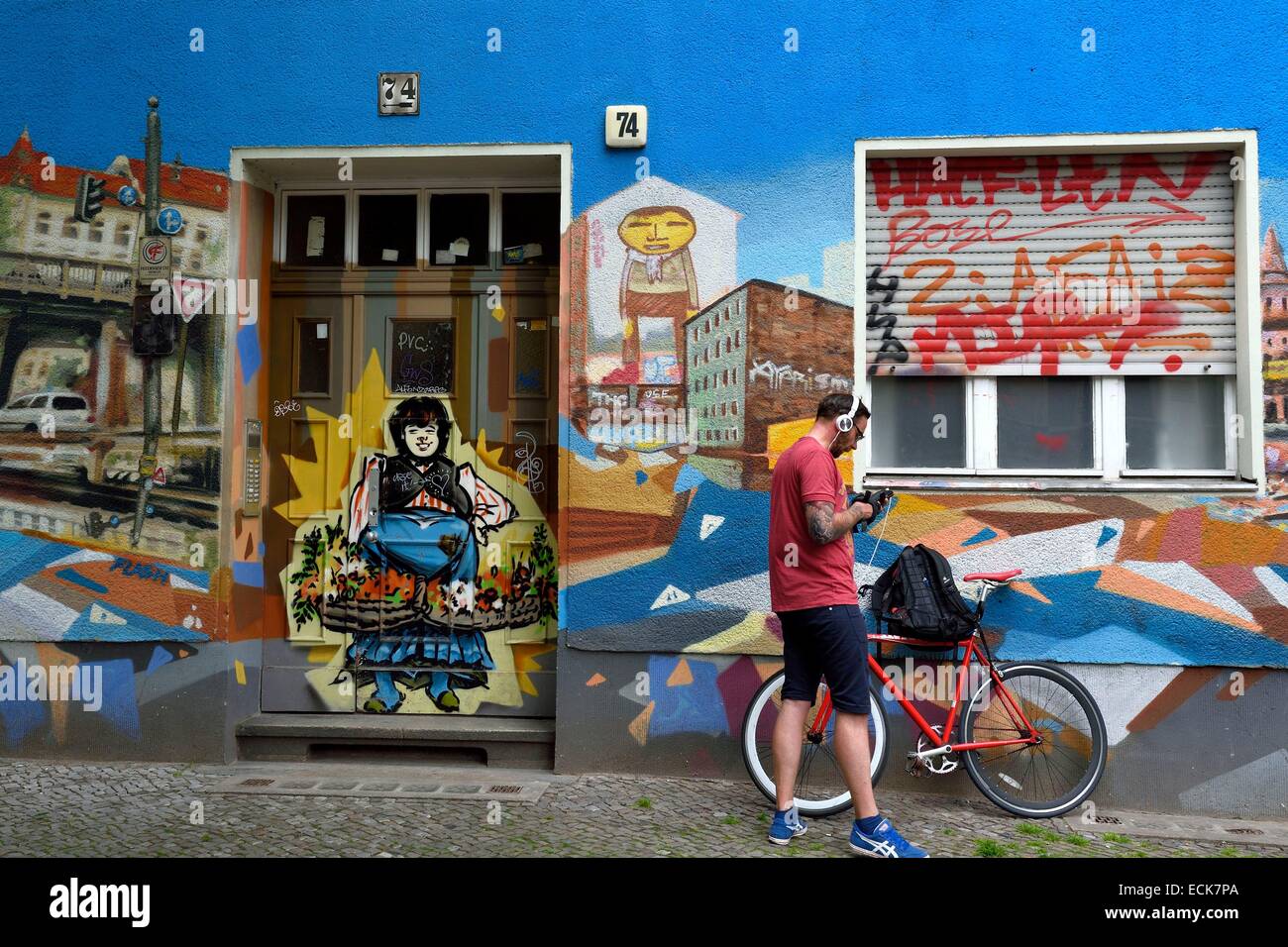 Alemania, Berlín, distrito de Friedrichshain-Kreuzberg, pintadas en un edificio en faτade Skalitzer Strasse Foto de stock