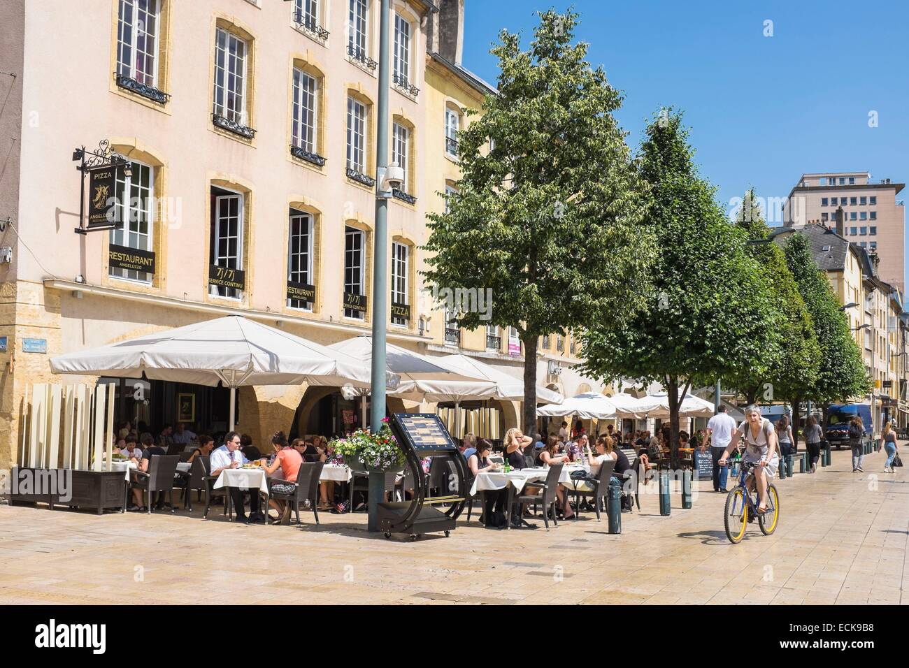 Francia, Moselle, Thionville, la ciudad vieja, la plaza del mercado y sus soportales Foto de stock