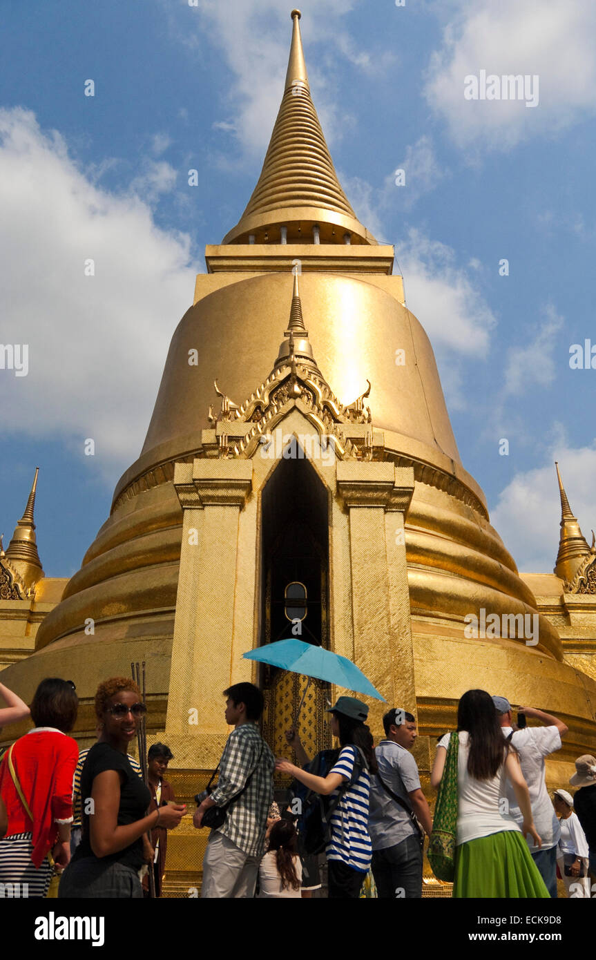 Vertical cerca de Phra Si Rattana Chedi en el Gran Palacio en Bangkok. Foto de stock