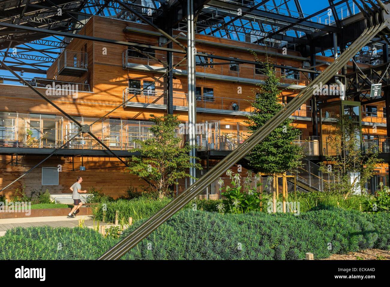 Francia, Paris, Halle Pajol, edificio energía positiva, produce su electricidad con 3500 m2 de paneles fotovoltaicos, Rosa Luxemburg jardines Foto de stock
