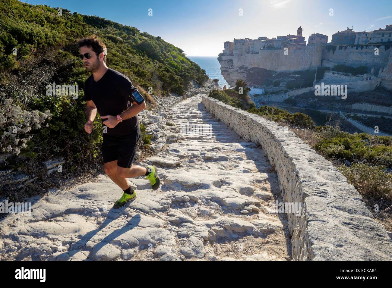Francia Corse Du Sud Bonifacio Campu Rumanilu Ruta Comienza De Saint Roch Capilla Hasta Pertu Sato Saint Antoine Faro Y Playa Con Vistas A Los Acantilados De 80 Metros De Altura Fotografia De Stock Alamy