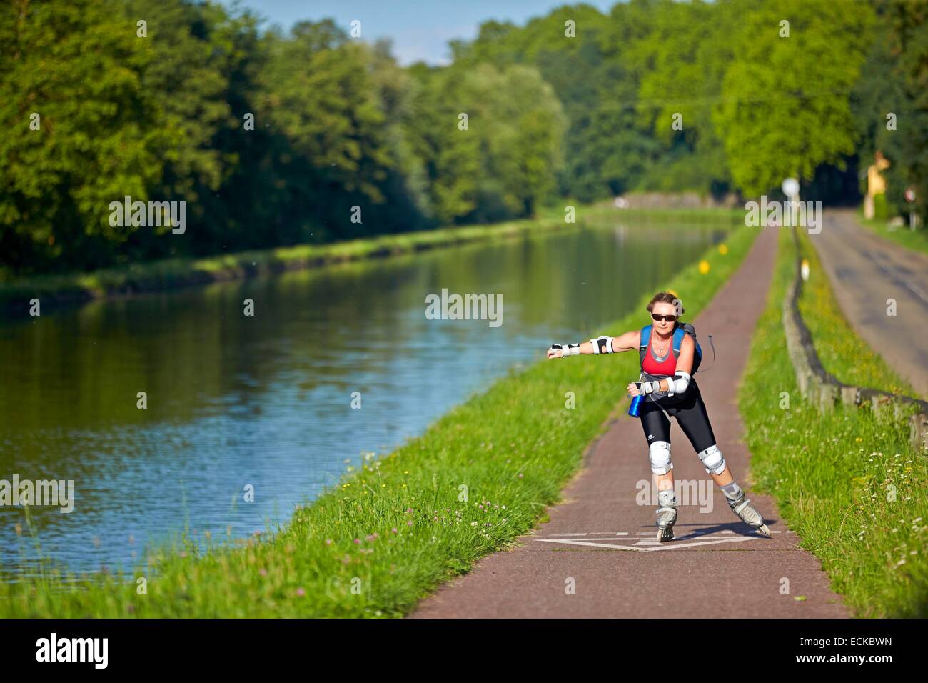 Francia, Bas Rhin, Dettwiller, Mujer patinar a lo largo de la canal del Marne al Rin. Foto de stock