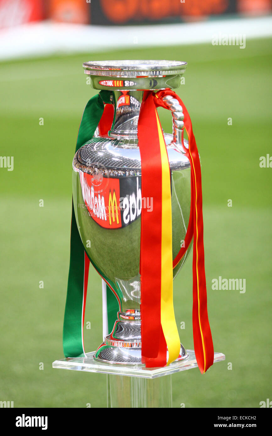 Trofeo de fútbol EURO 2012 (Cup) presenta durante el juego final entre España e Italia Foto de stock