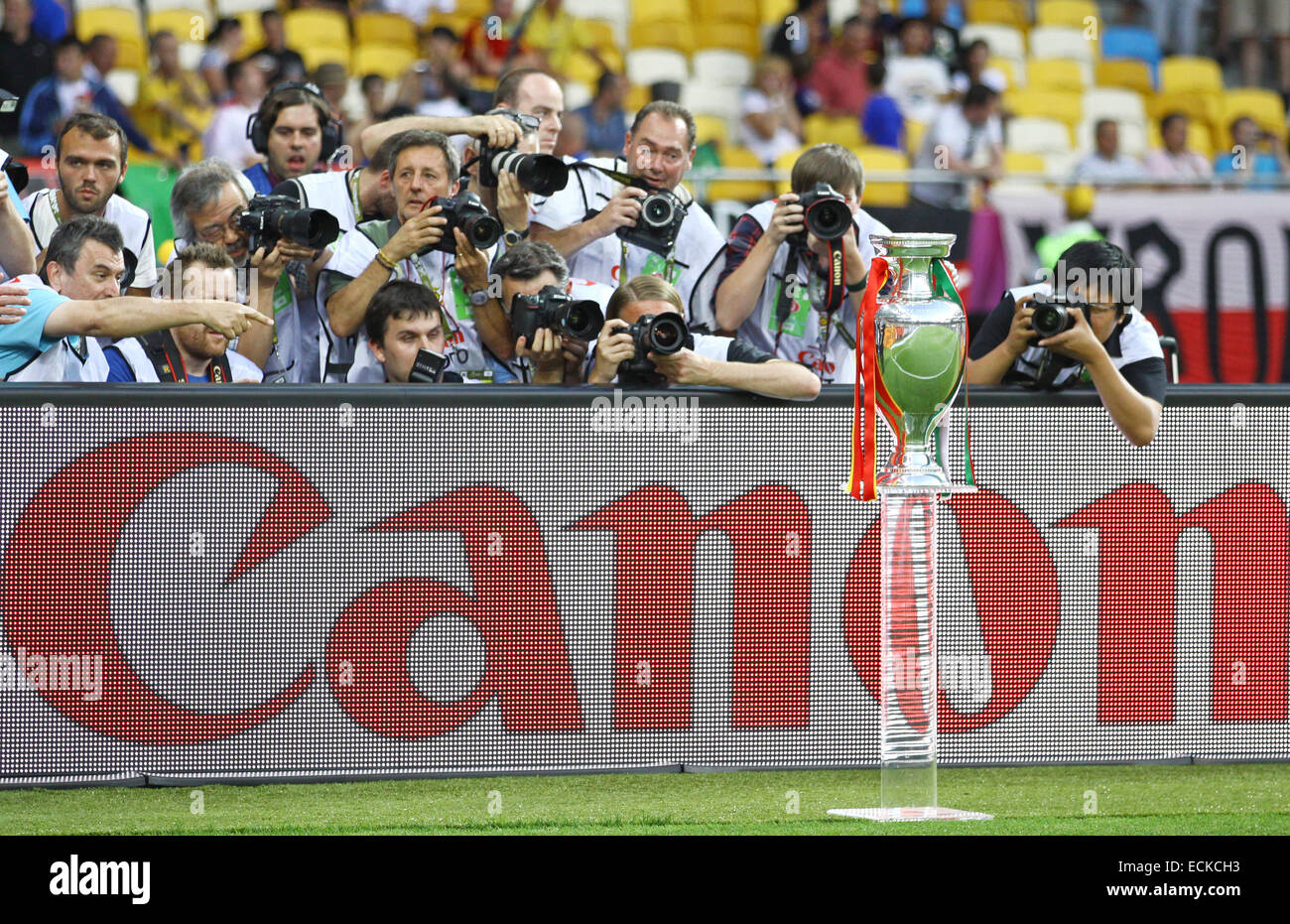 Trofeo de fútbol EURO 2012 (Cup) presenta durante el juego final entre España e Italia Foto de stock