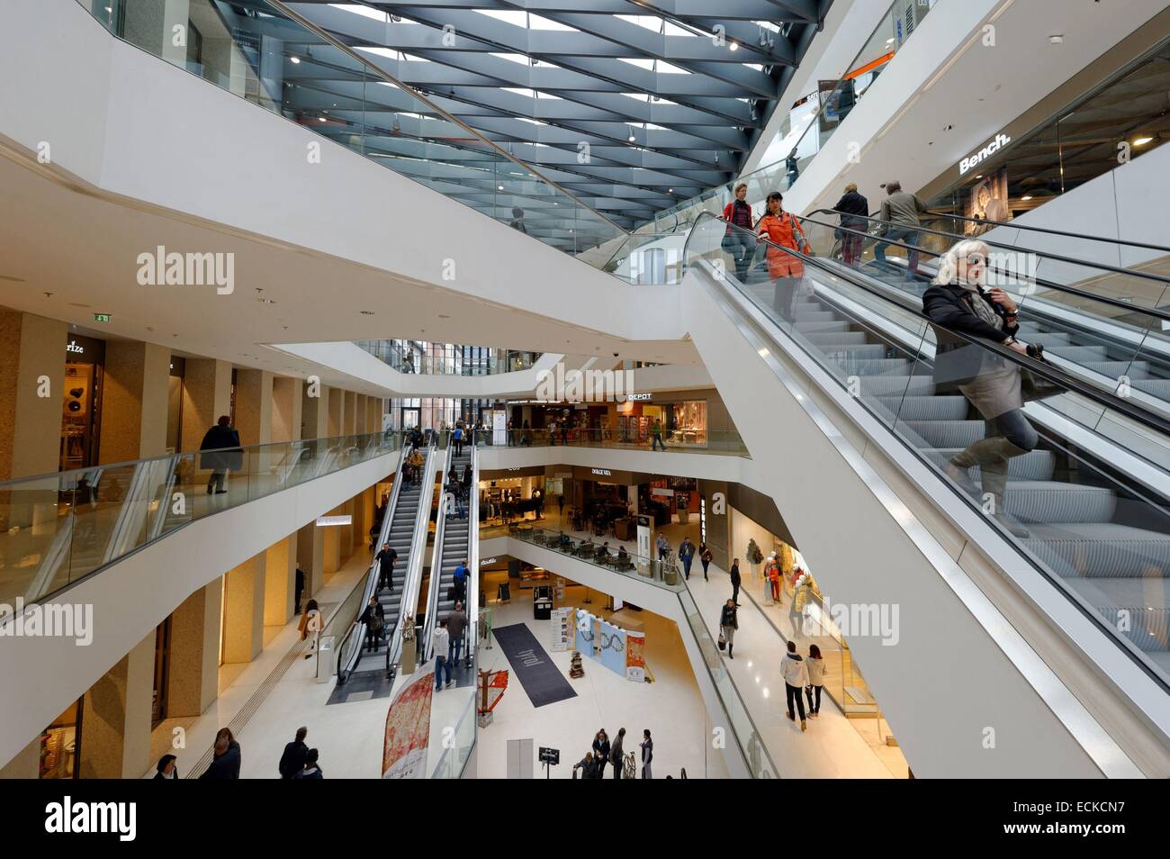 Austria, Tirol, Innsbruck, calle Maria-Theresien Strasse, Tirol Kaufhaus shopping mall Foto de stock