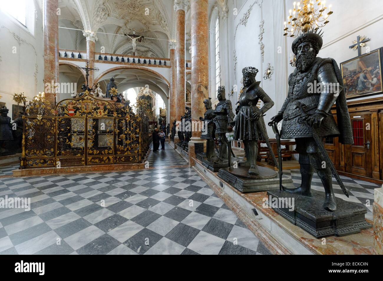 Austria, Tirol, Innsbruck, Hofkirche, 28 monumentales estatuas de bronce rodean la tumba del emperador Maximilien 1st, el más importante monumento imperial en Europa Foto de stock