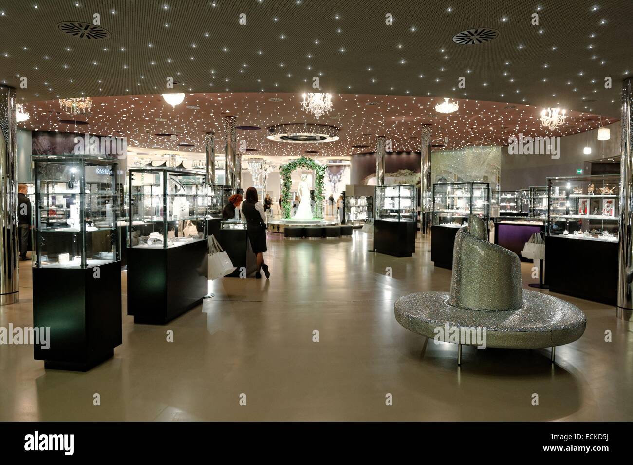Austria, Tirol, Wattens, Swarovski Crystal Worlds, Swarovski Kristallwelten)  colección de arte, museo, la mayor tienda de Swaroski en el mundo  Fotografía de stock - Alamy